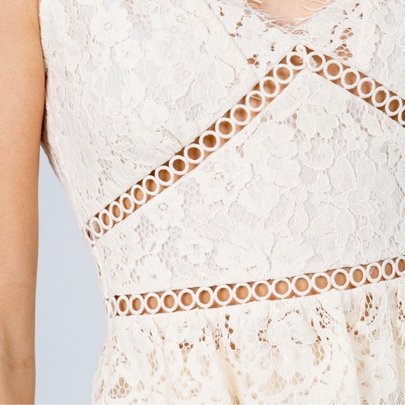 🍨CREAM CORSET 🍨 lace top with peplum detail - Picture 2 of 7